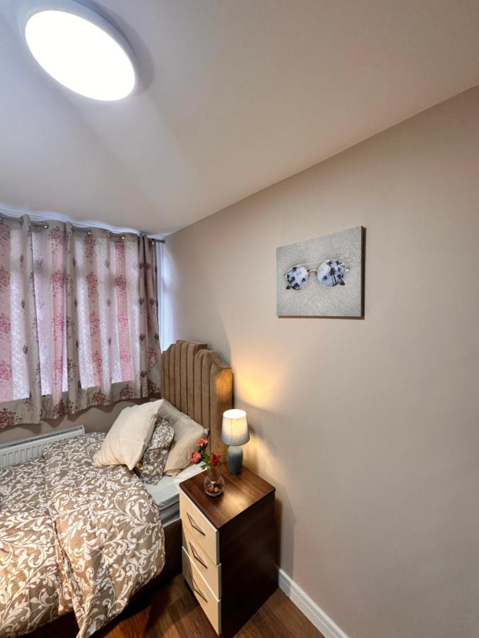 Canary Wharf Single Double And En-Suite Rooms Лондон Экстерьер фото